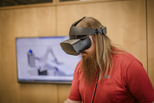 Mann mit VR Brille.jpg
